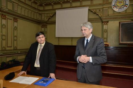 Candidat la funcţia de rector al Universităţii, Ionescu a fost primit cu aplauze de alegătorii de la Medicină 